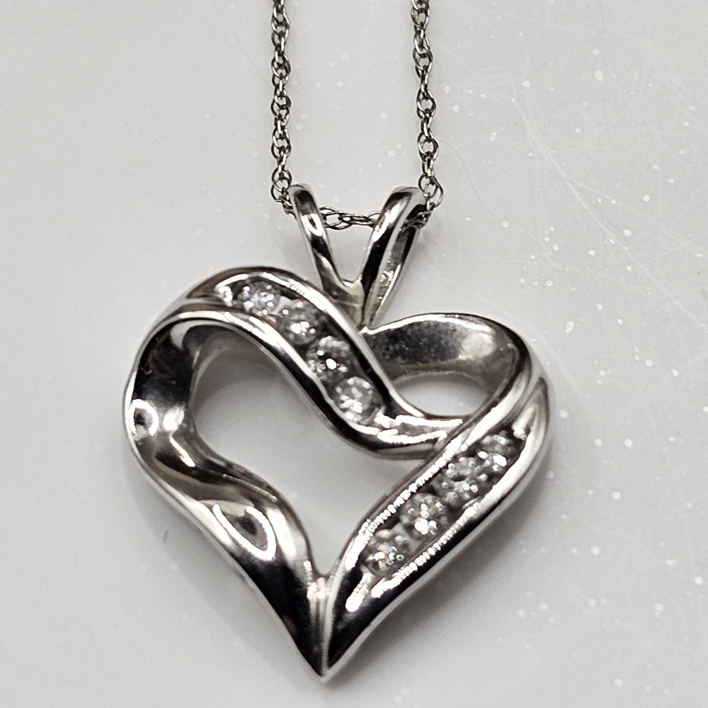 10k Solid Genuine Diamond Heart Crossover Pendant With Chain White Gold - Picture 2 of 9